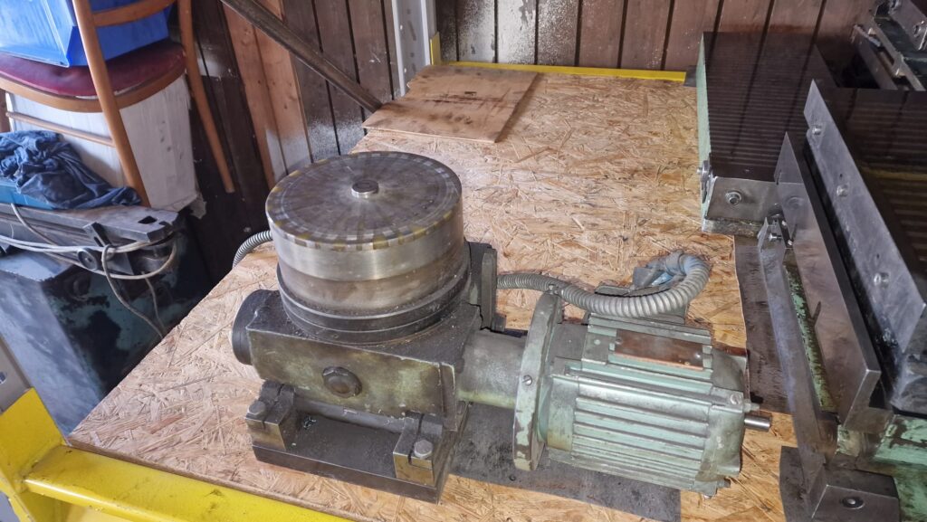 Electric turn table with Magnet