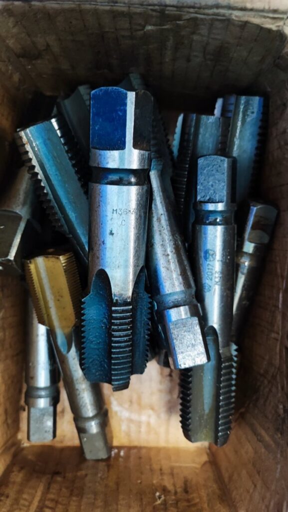Keerme puurid ja Keermelõikurid Threading Taps and Die Cutters